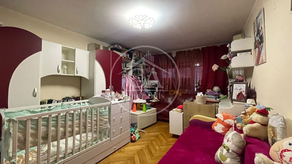 Apartament cu 3 camere de vânzare în zona Rogerius, Oradea - Poză 1