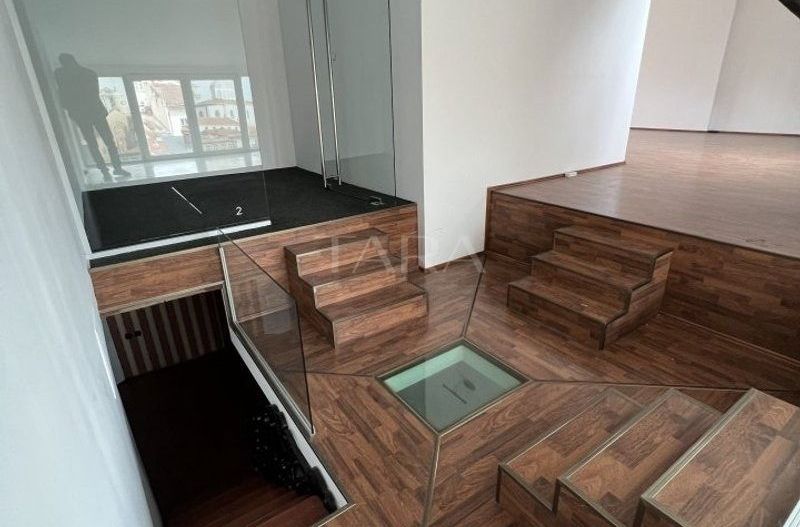 Apartament de vânzare cu 4 camere in zona Ultracentrala - Poză 2