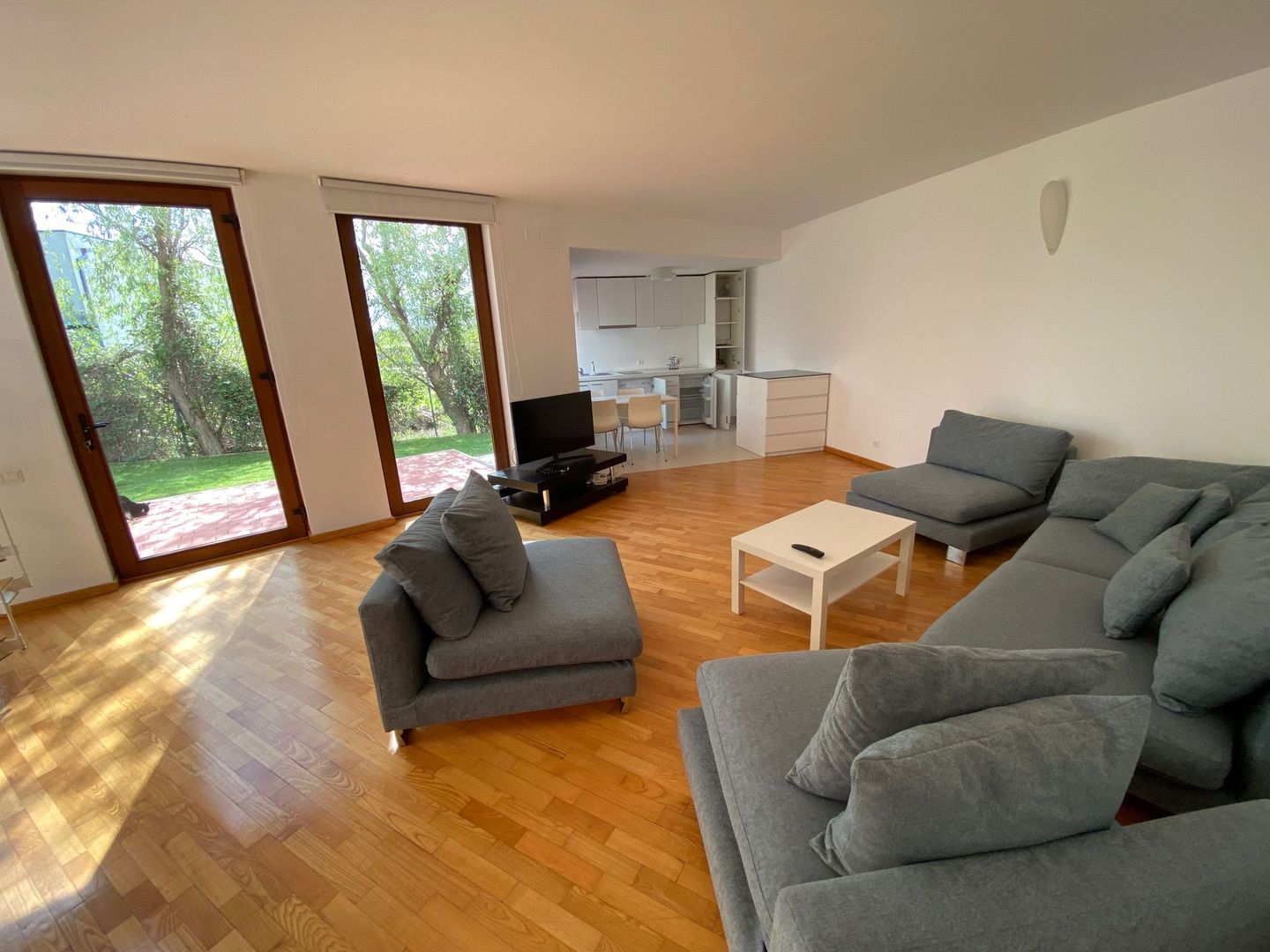 Apartament deosebit cu curte proprie si 2 locuri de parcare - Poză 4