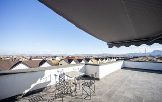 Apartament deosebit cu terasă panoramică – Sanpetru, Str. Sfinții Constantin