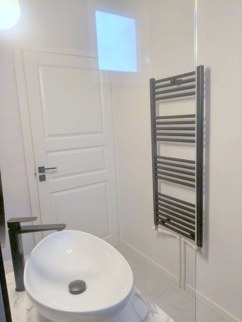 De vanzare apartament cu 2 camere, port, parter, 75.000 euro - Poză 4