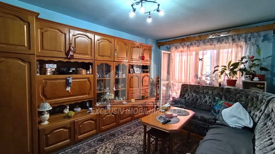 Apartament cu 3 camere de vanzare, Cetate - Poză 1
