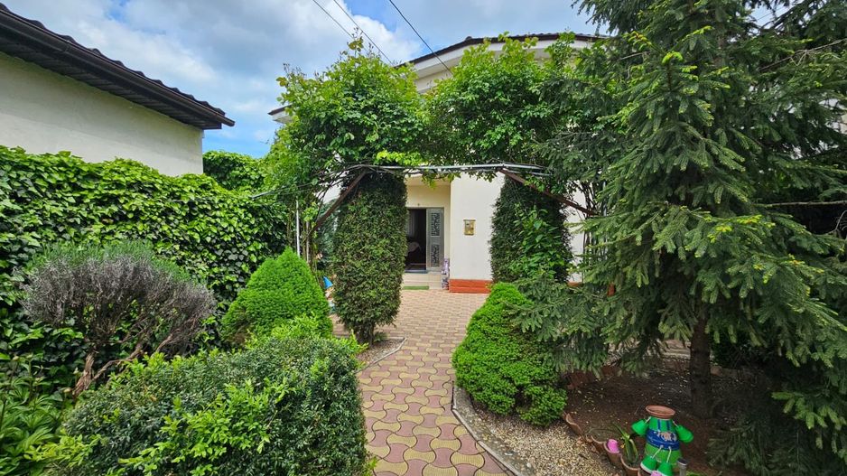 De vanzare-Vila spatioasa cu gradina si foisor-oaza de liniste - Poză 1