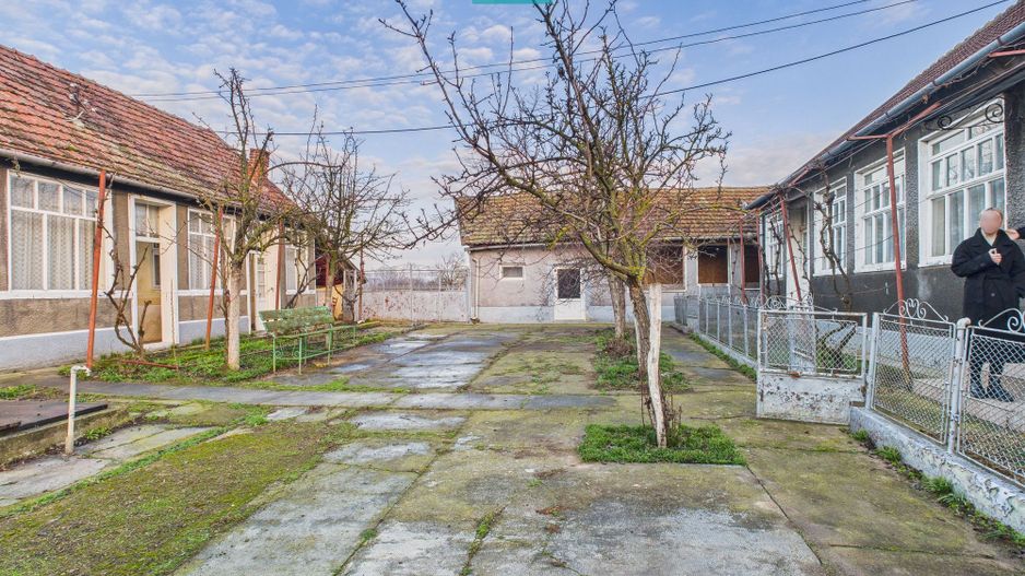 Proprietate cu 3 case din văiugă și teren în Nadab - Poză 16