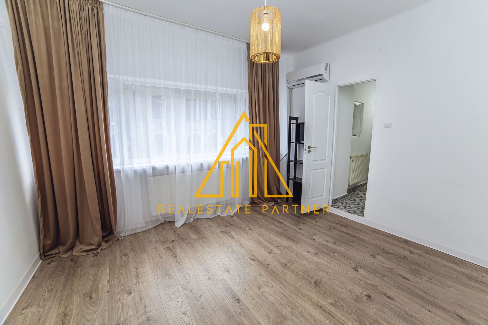 Apartament 4 camere renovat, central, ideal rezidențial sau activitate business - Poză 16