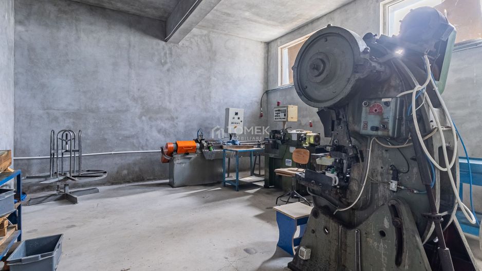 Hala industriala Codlea ,se poate impartii in doua - Poză 10