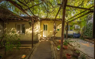 Două case. O singură curte. Mai multe feluri de a spune „acasă” - Poză 23