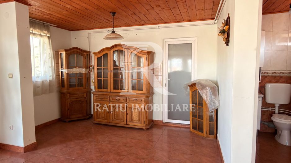 Casă cu spațiu comercial | Curte | Garaj | Parcare | Nojorid - Poză 12