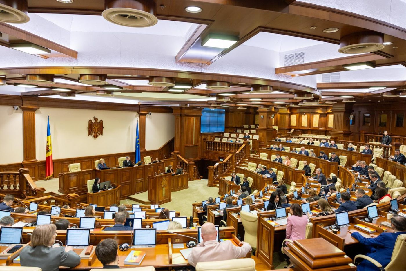 Activitatea agenților imobiliari, reglementată printr-o nouă lege adoptată de Parlament