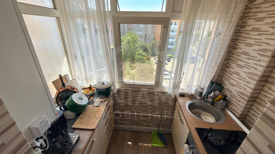 2 decomandate - etaj 3 - 50mp - centrala proprie - modern - Craiovita - Poză 5