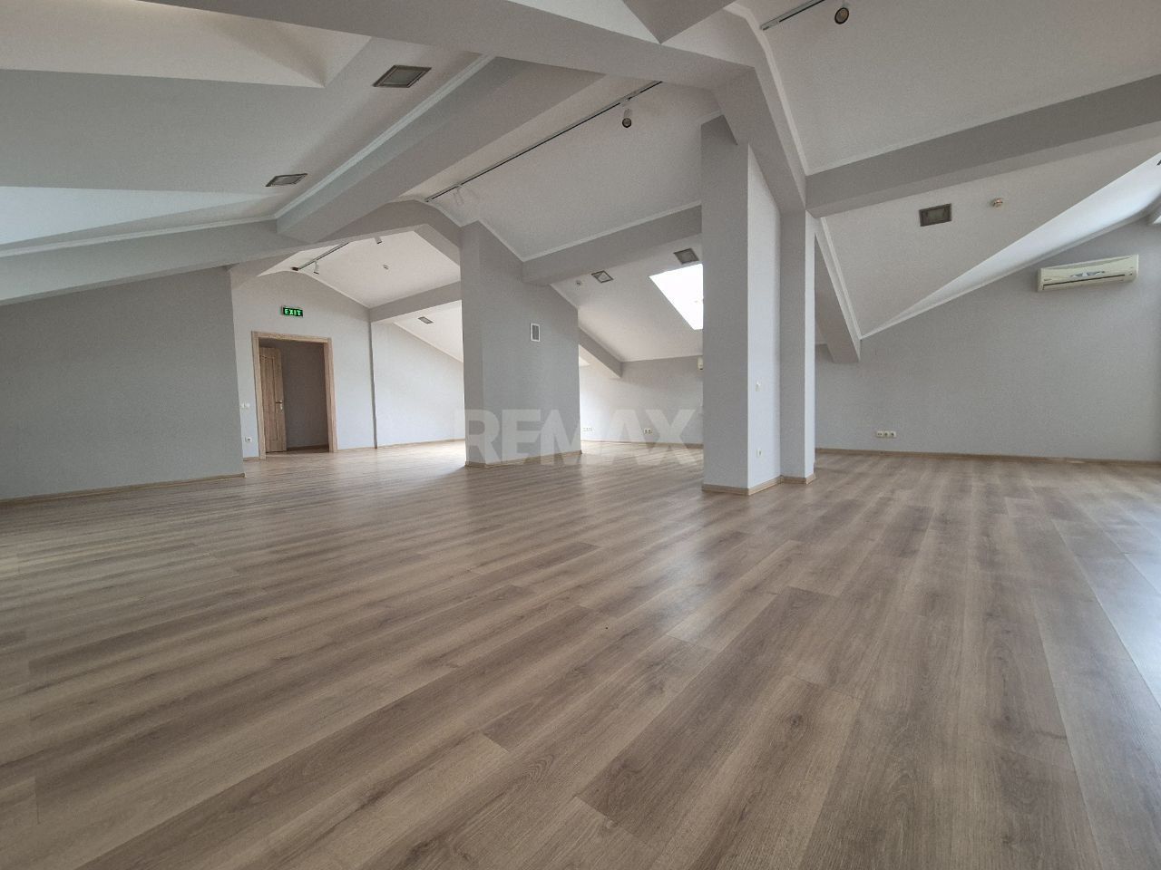 Spațiu comercial cu 6 camere de închiriat în Centru, Chișinău - Poză 3