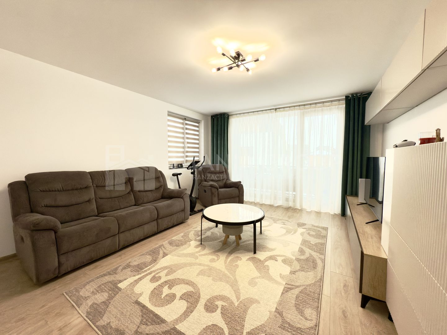 Apartament modern 3 camere, etaj intermediar + parcare - zona Coresi - Poză 1