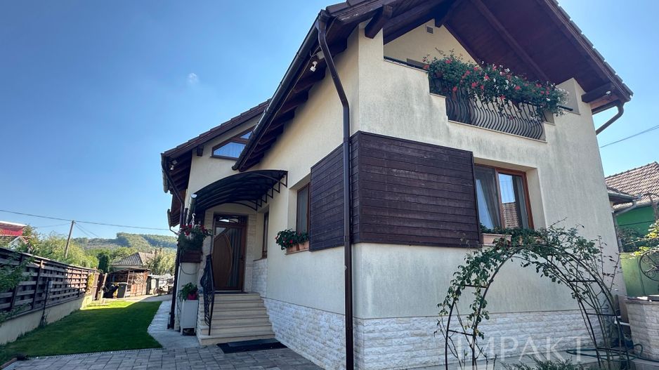 Casa de vanzare 230 mp utili + teren 1000 mp, Luna de Sus, Cluj! - Poză 1