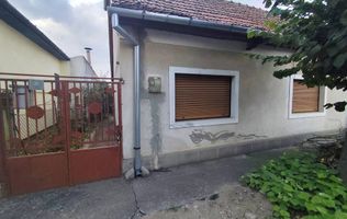 Teren 539 mp + casă bătrânească de vânzare în zona Girocului
