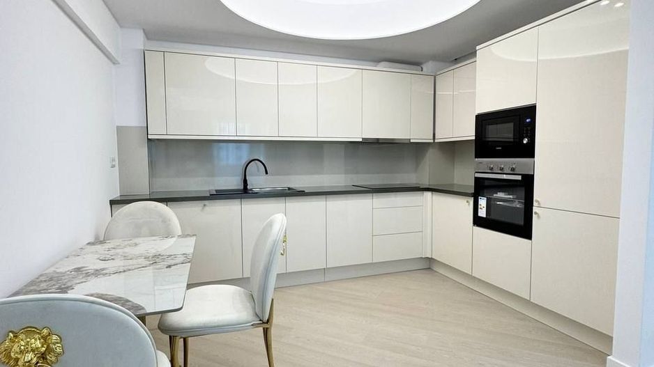 Apartament 3 camere de inchiriat - Cortina North - Poză 2