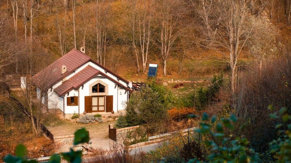 Investitie Valiug lacul Gozna Casa utilata 5 camere parau padure - Poză 1