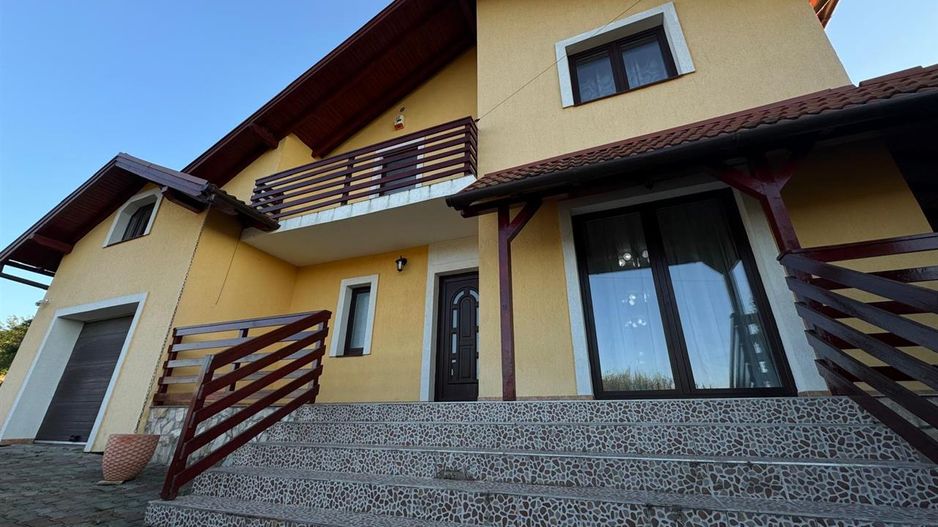 Rezidenta distincta, design arhitectural rafinat, priveliste minunata in Corunca - Poză 17