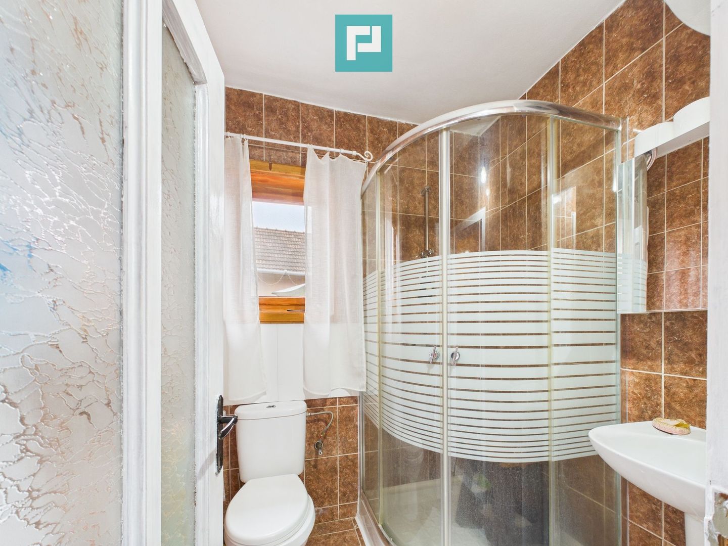 Casă renovată în localitatea Comănești, Arad - Poză 15