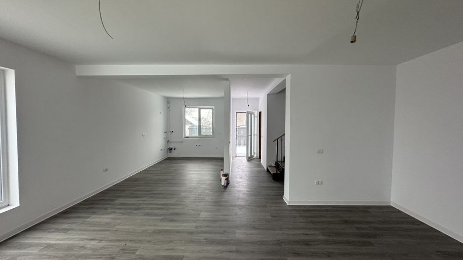 1/2 Duplex Utvin,4 Camere,2 Bai,Toate Utilitatile - Poză 5