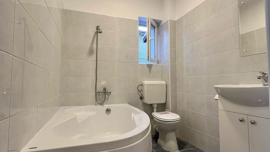 GARS. 1 DECEMBRIE 1918, BUCATARIE INCHISA, CENTRALA, METROU 10 MINUTE - Poză 5