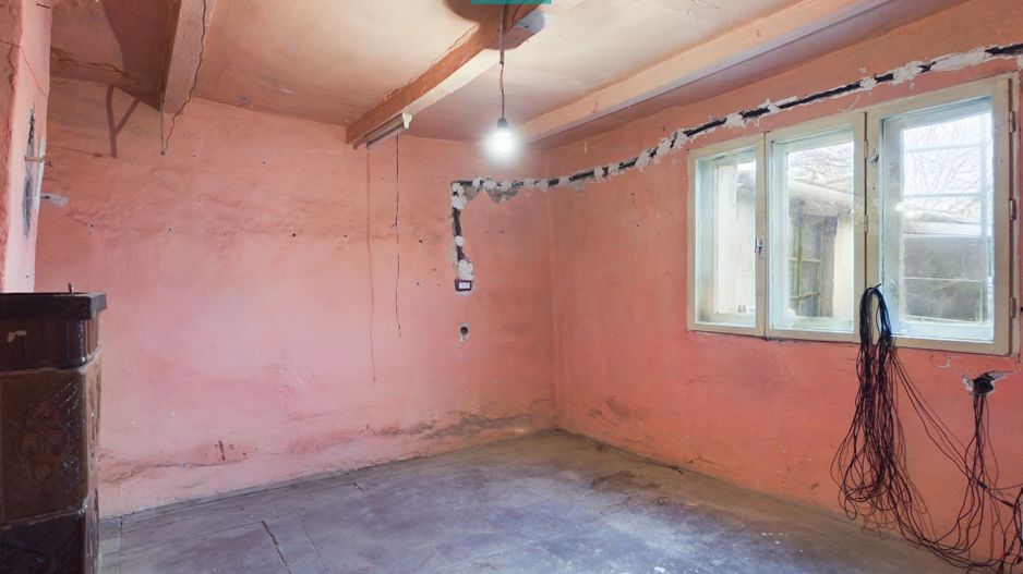 Casă modestă cu 3 camere în Ghioroc - Poză 2