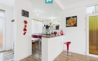 Casă cu 7 camere și teren generos în Șofronea - Poză 3