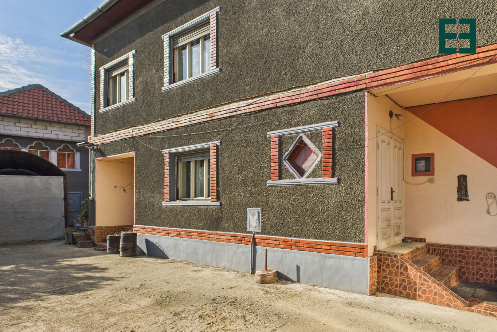 Casă cu 10 camere și 1437 mp teren în Ineu - Arad - Poză 2