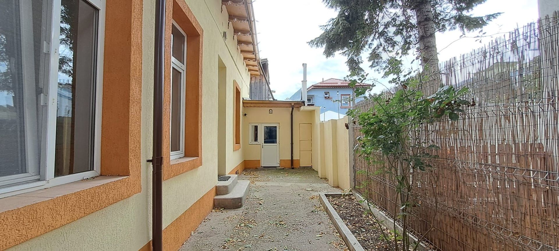 Tineretului, 350 metri metrou, casa 2 camere + curte, mutare imediat - Poză 1