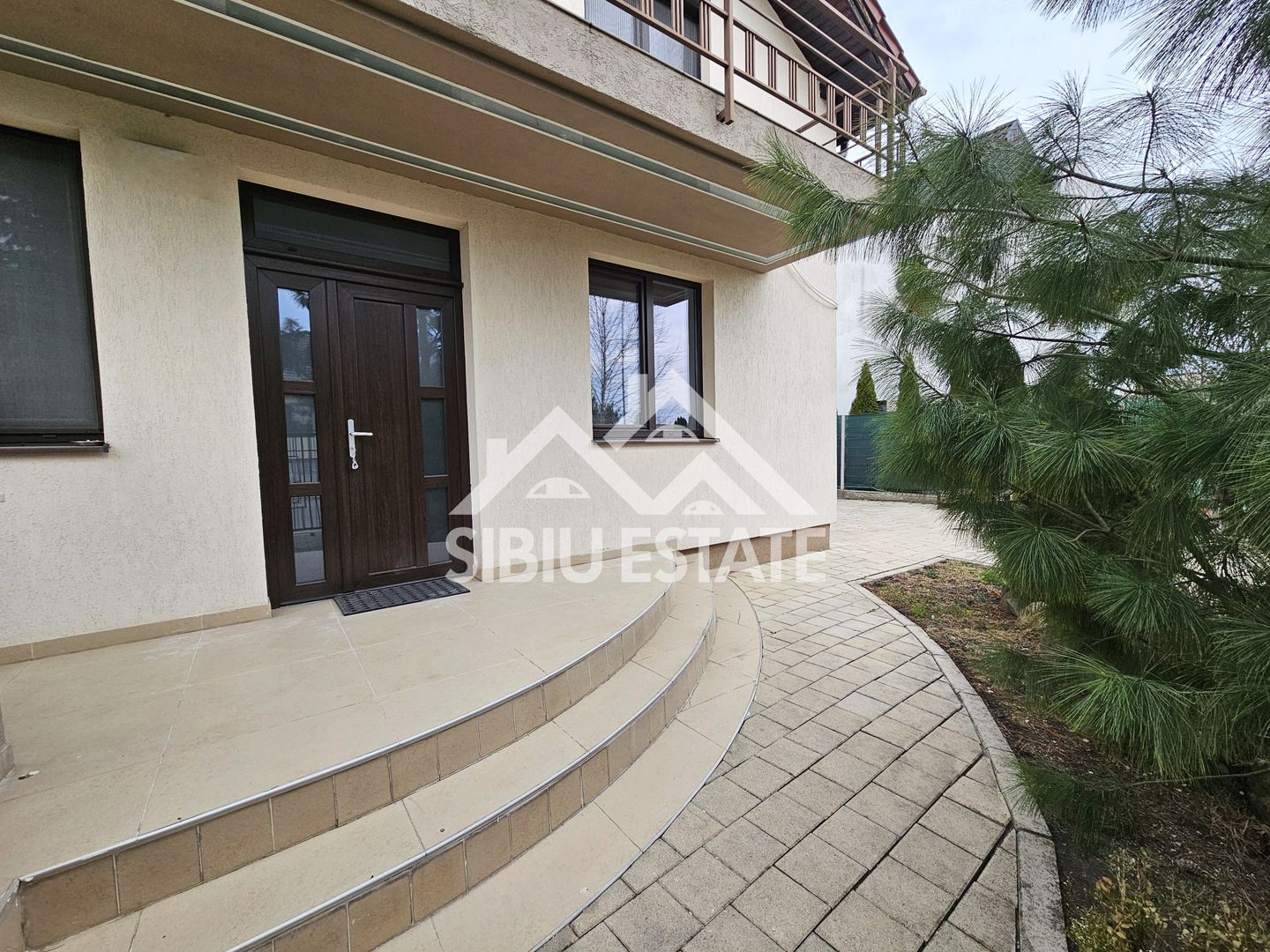 Casa individuala garaj pivnita curte mare - Poză 1