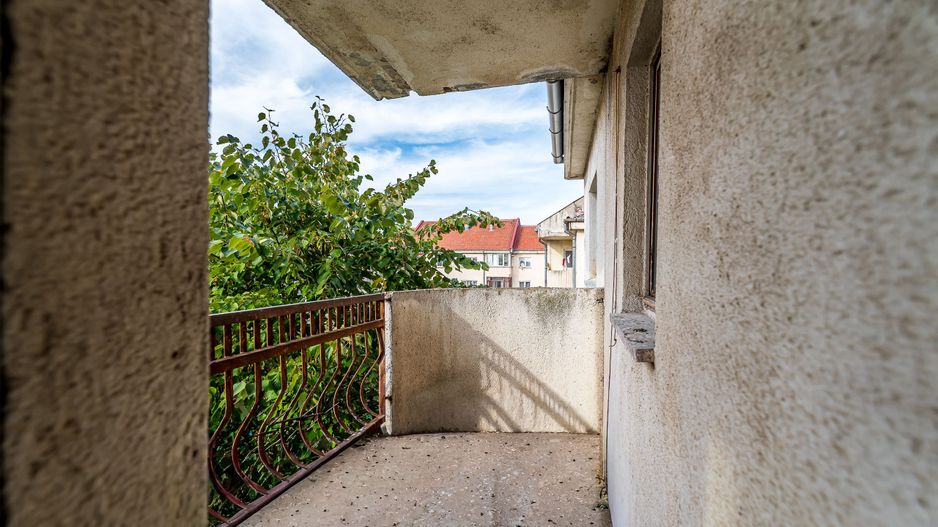 Apartament decomandat, 2 camere, Alfa, la 2 pași de stația de tramvai - Poză 3