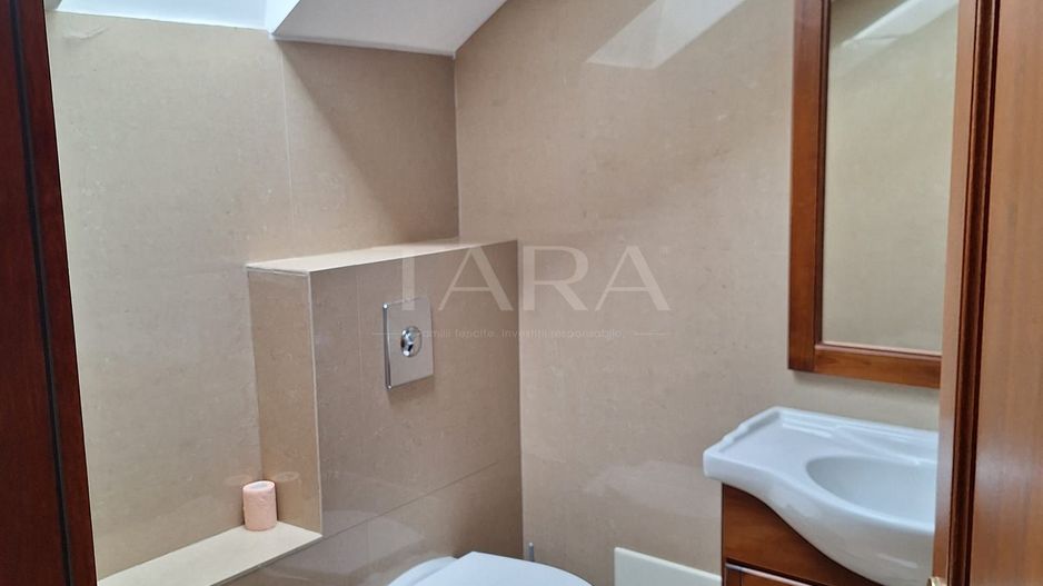 Casa deosebită în Europa – stil clasic, terase și grădină amenajata - Poză 11