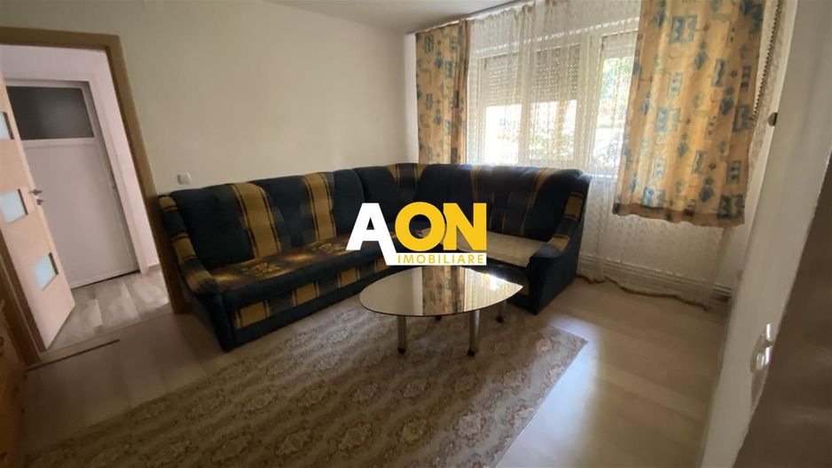 Apartament 2 camere, semidecomandat, zona Cetate. - Poză 1