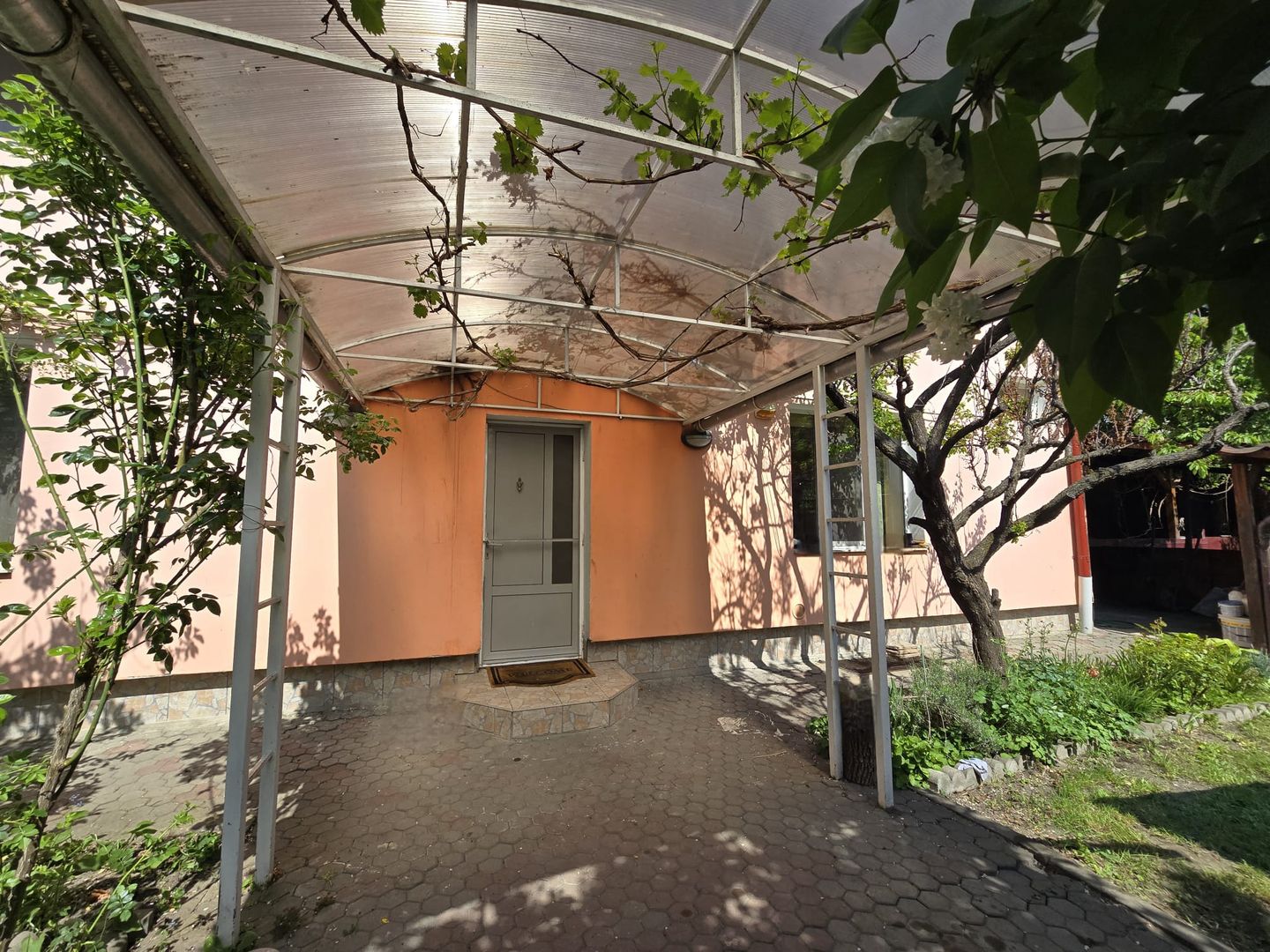 Casă cu grădină in zonă centrală - Poză 6