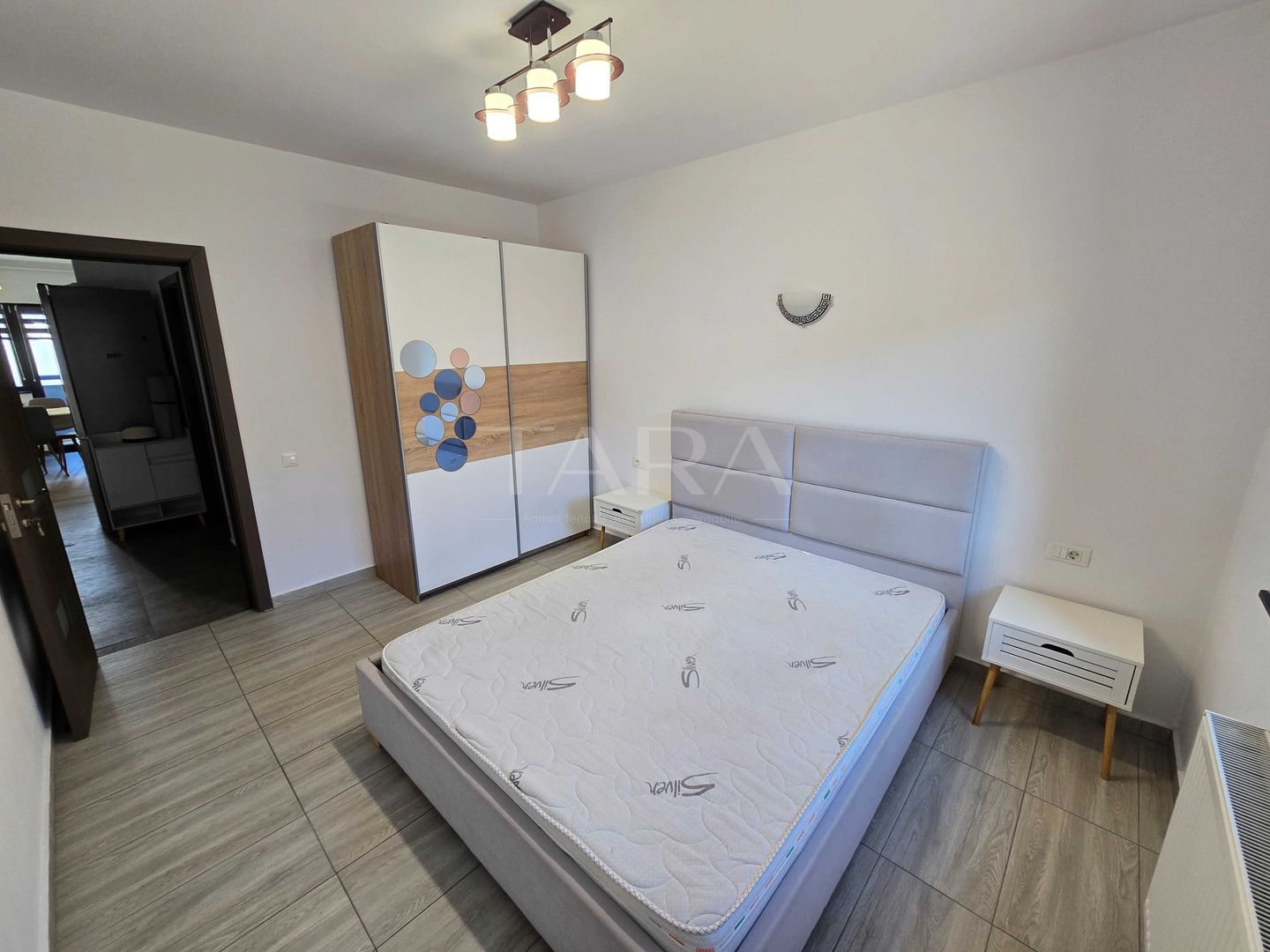 Apartament cu 3 camere si gradina, zona centrala a localitatii - Poză 2