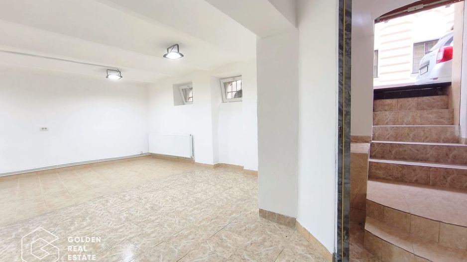 Spatiu langa Piata Catedralei, intrare din strada, str. Vasile Goldis - Poză 5