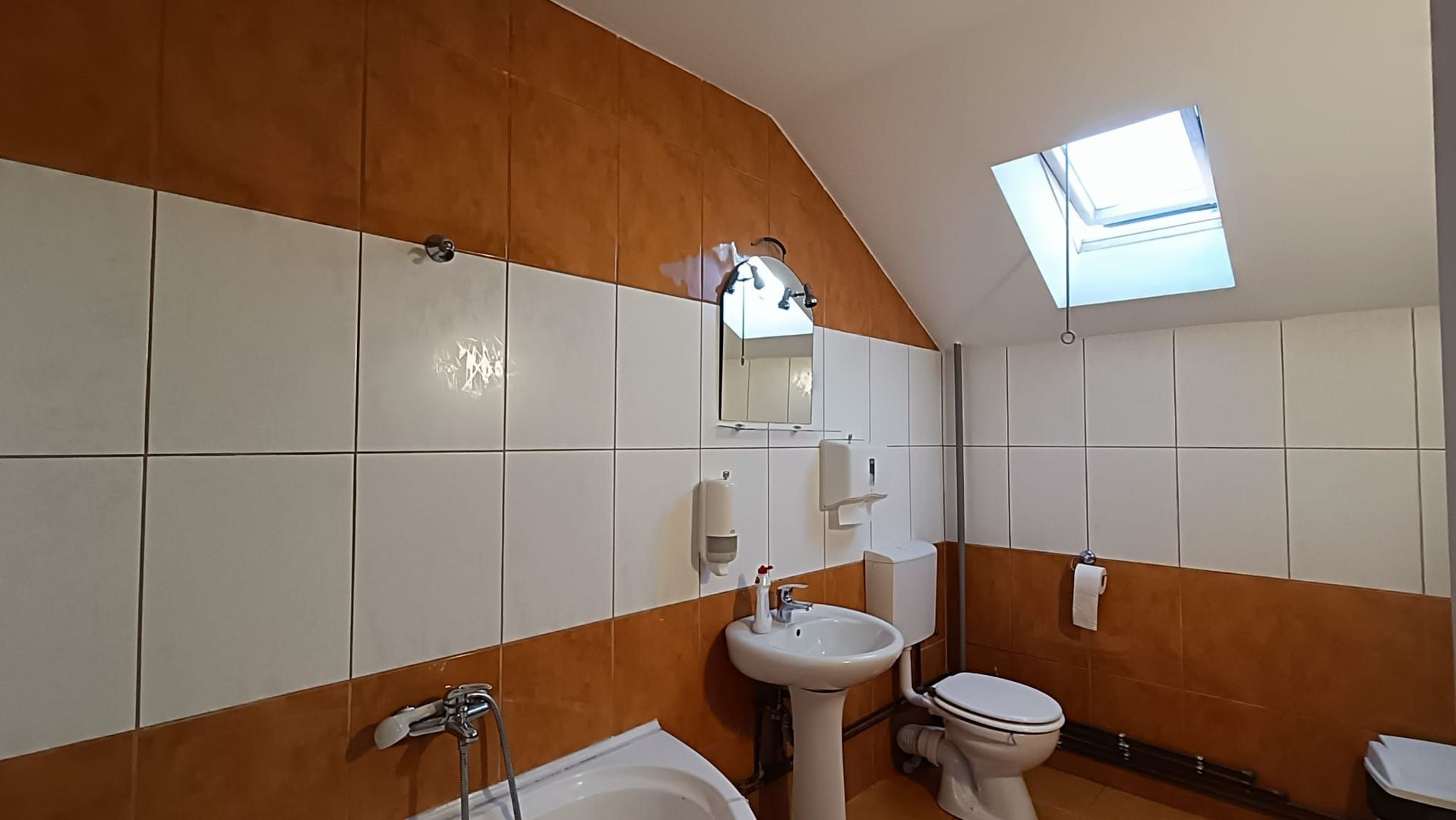 Spatiu de birou la casa cu curte si parcari - Poză 9
