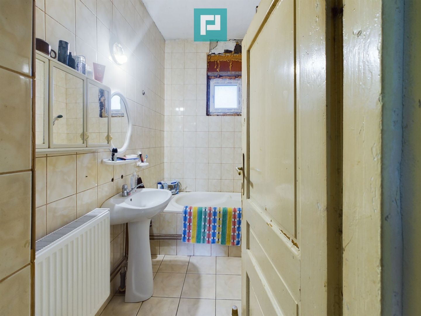 Casă cu 4 camere + anexe   în Șofronea - Poză 6