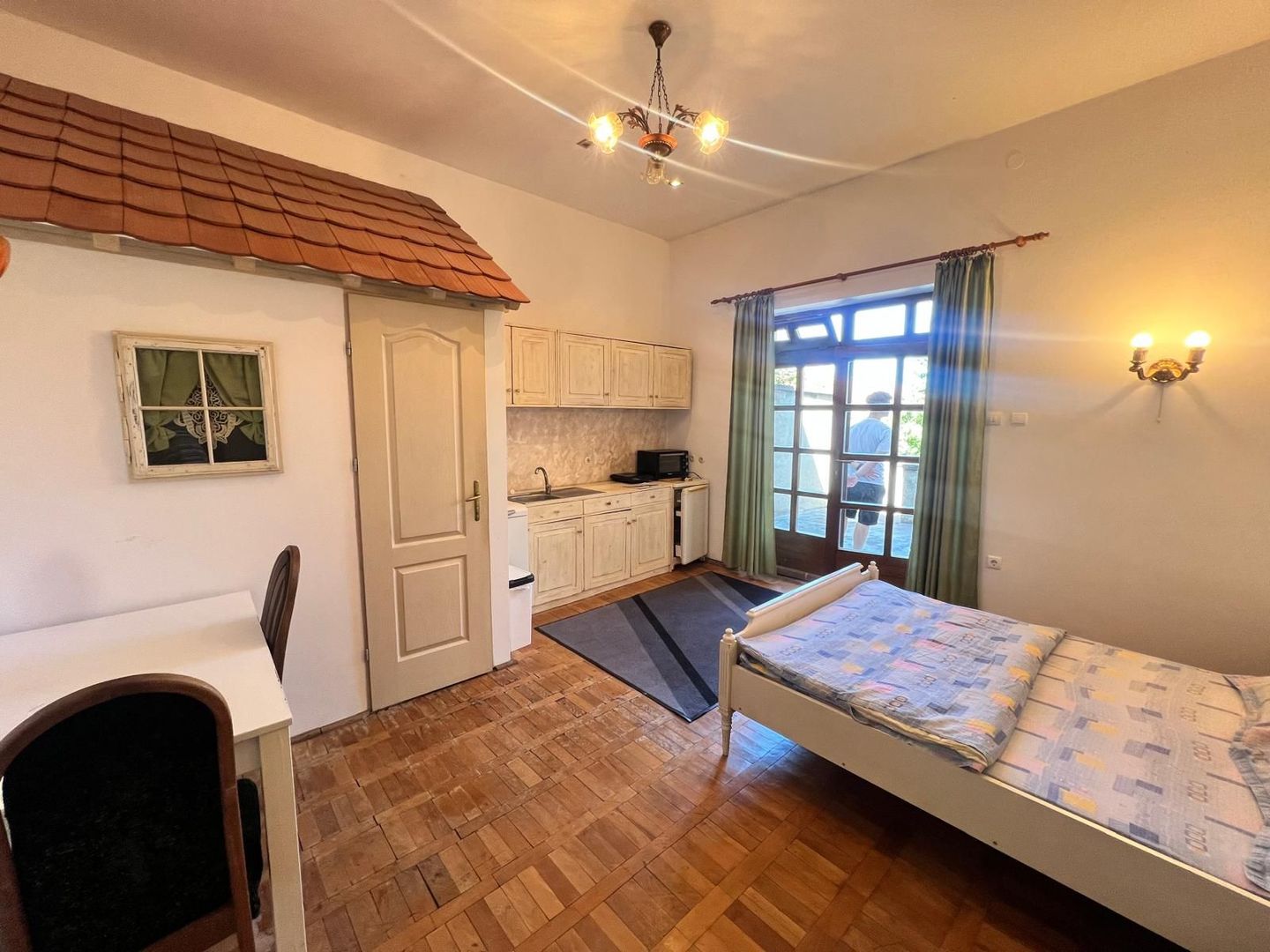 Garsoniera cu terasa proprie in vila interbelica | 20 mp + 16 mp terasa | Centru - Poză 3