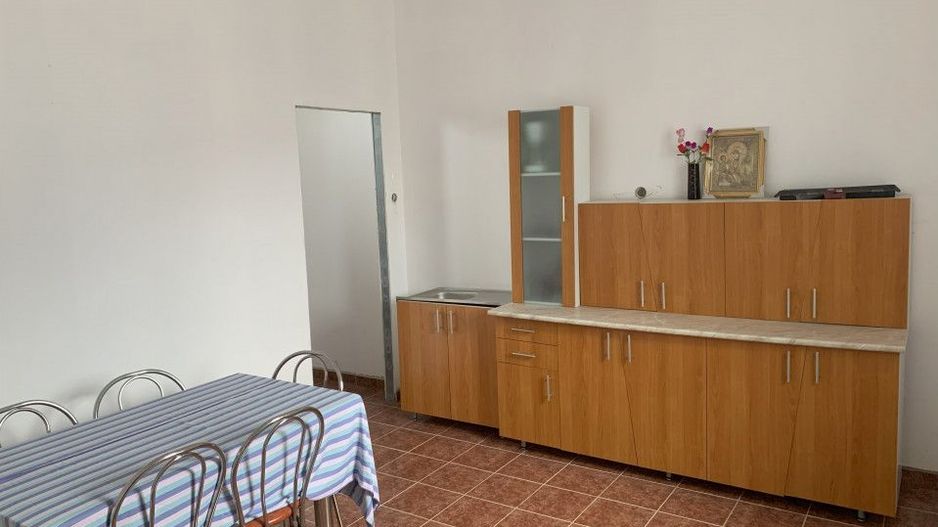  Casa cu teren generos de 1084 mp in centrul comunei Pischia, strada principala - Poză 14