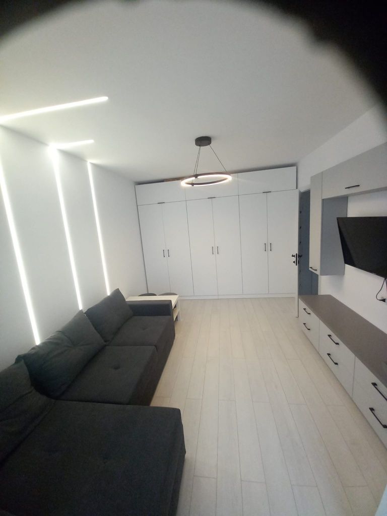 Închiriere apartament 2 camere, decomandat, cu loc de parcare - Poză 1