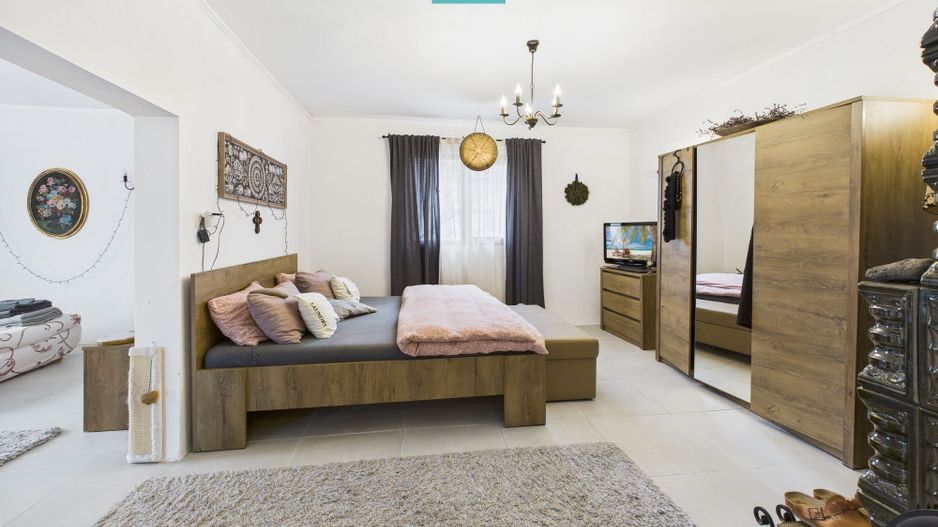 Casă renovată în localitatea Comănești, Arad - Poză 8