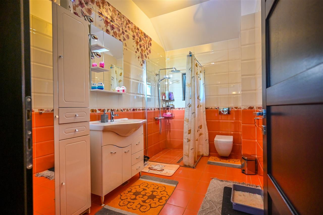 Somptuozitate in stil modern, 2 garaje, 3 terase, totul pe 1.000 mp teren - Poză 48