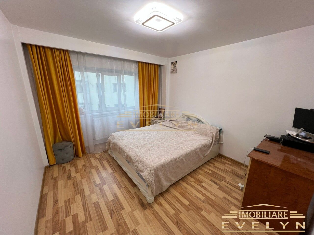 De vanzare apartament 4 camere, etaj 2, Str. Calea Nationala ( Farmacia Husac ) - Poză 4