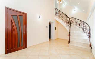 Se oferă spre închiriere casă în centrul orașului, ideală pentru birouri, clinică sau centru educați - Poză 3