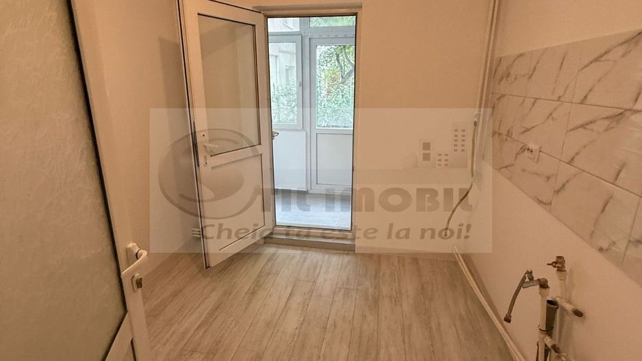 Liber, apartament 3 camere Nicolina 1, renovat modern, baie cu geam - Poză 2