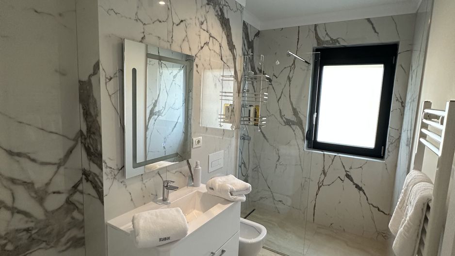 Apartment deosebit cu curte proprie se vinde complet mobilat - Poză 11