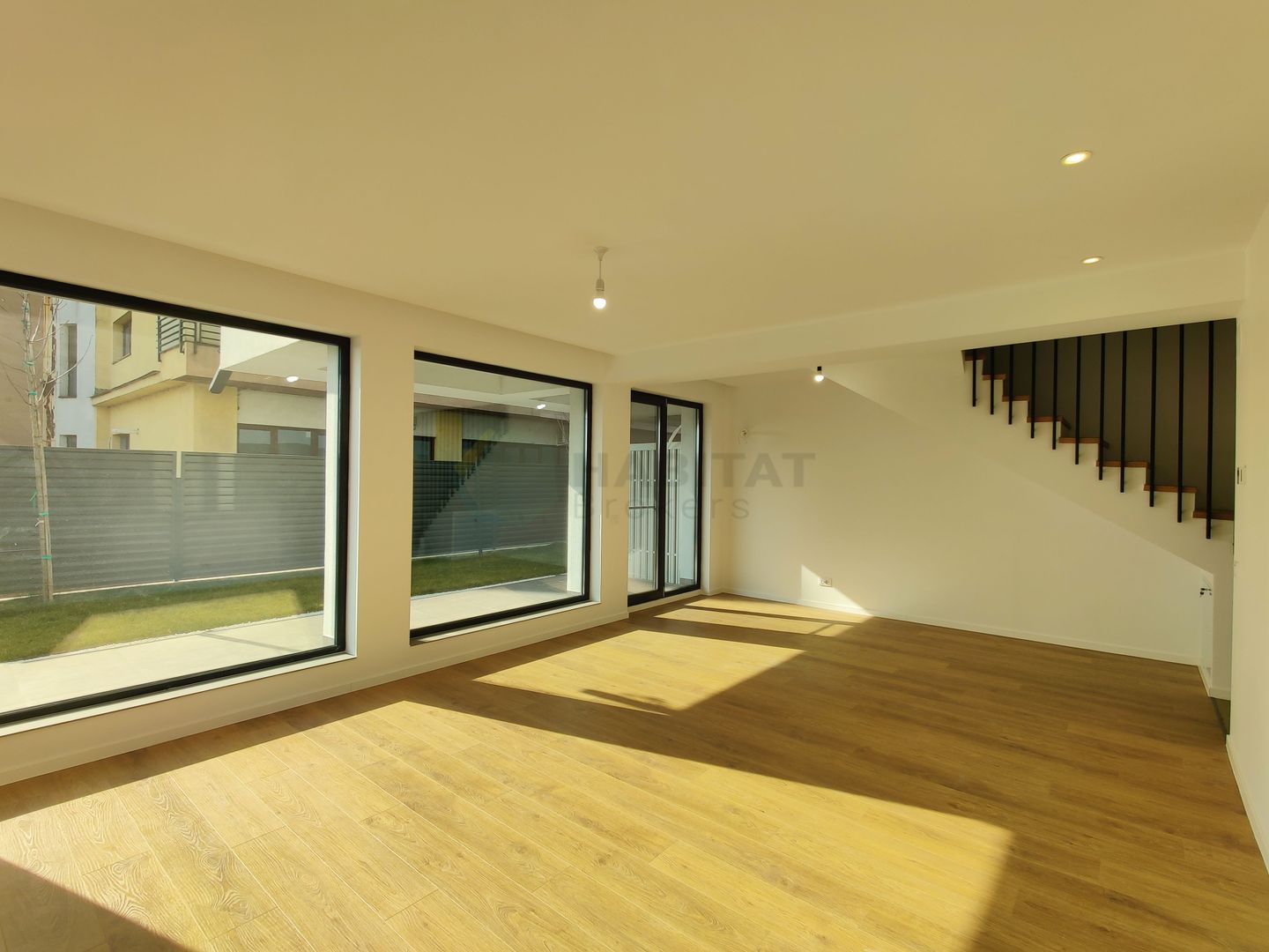 Apartament cu gradina proprie, doua locuri de parcare, gata de mutat - Poză 1