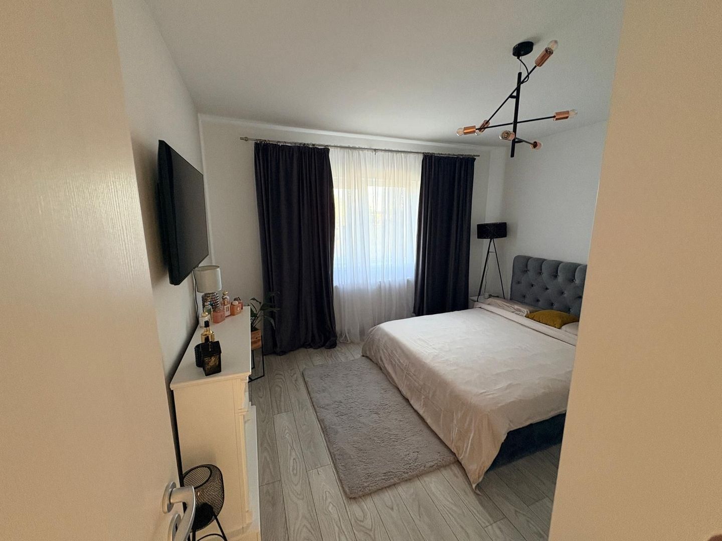 MOBILAT-UTILAT, 3 CAMERE, CURTE SPATOASA - Poză 6