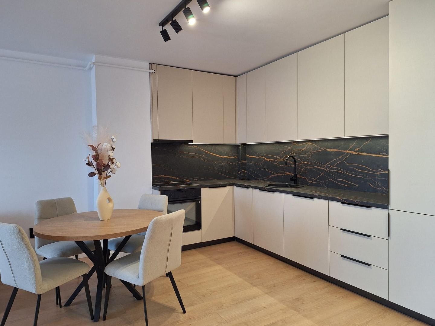 Apartament 2 camere I Ansamblul Eroilor I Floresti - Poză 1