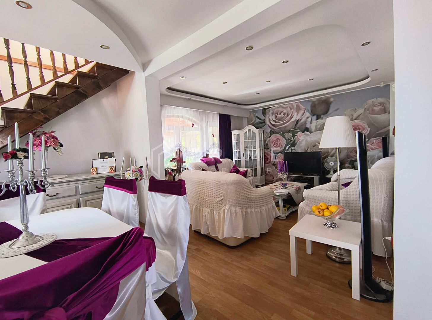 Casa perfectă pentru familie – curte, foișor cu grătar și garaj triplu - Poză 11